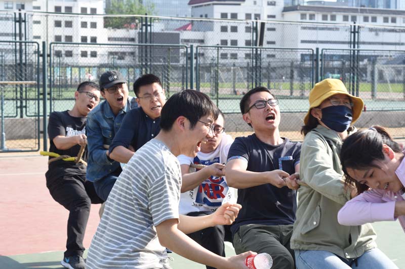 拔河賽場上的團結(jié)一心
