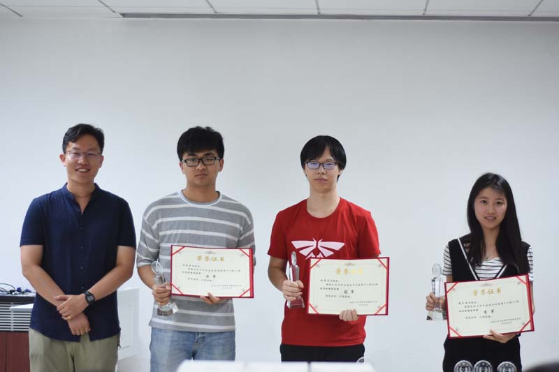 全式金銷售經(jīng)理馬岳為獲獎的同學頒獎